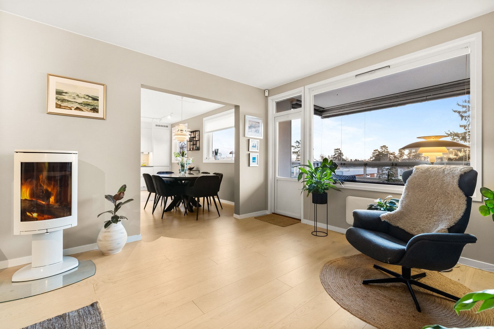 Fra stuen er det utgang til en innglasset,solrik sydvestvendt balkong på ca 7,7 m2 Galleribilde