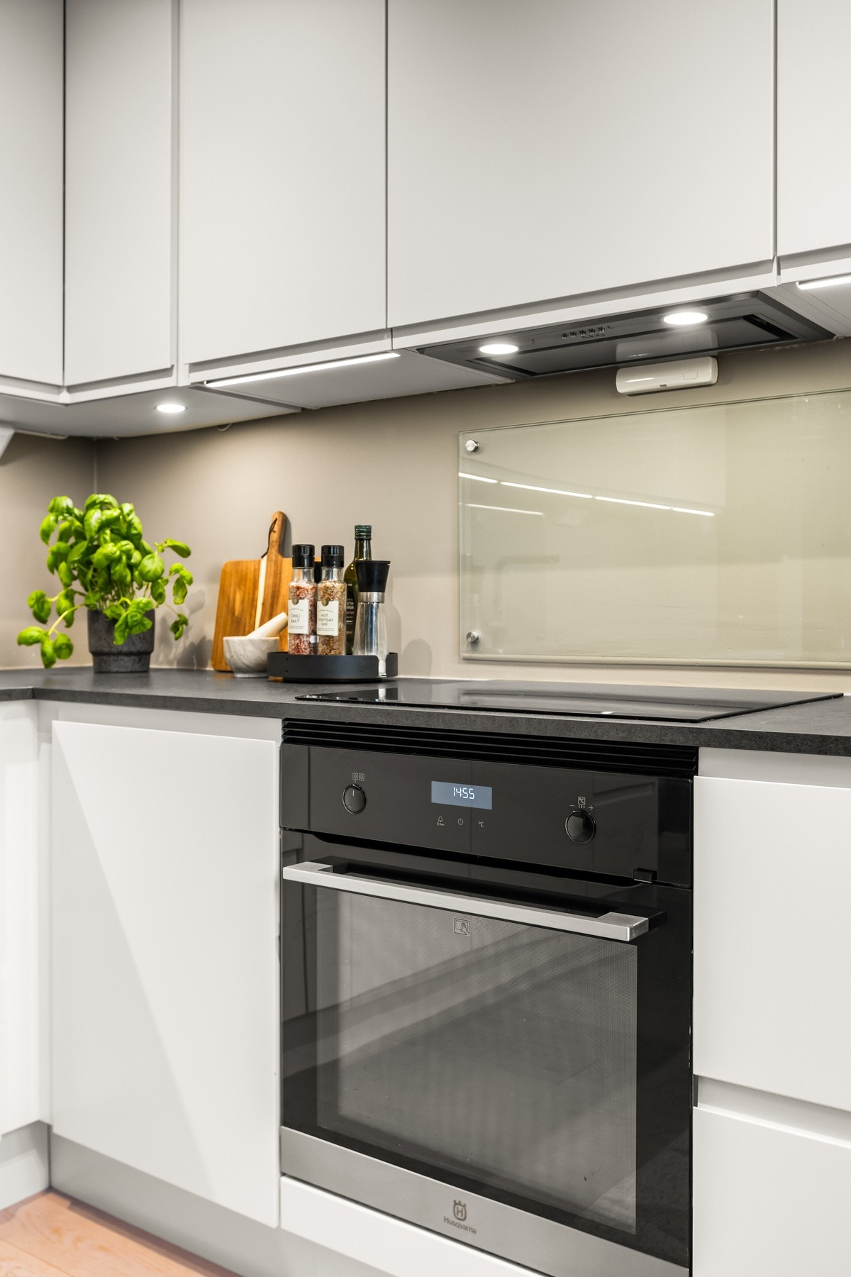 Integrert induksjonstopp (Electrolux), stekeovn (Husqvarna), oppvaskmaskin (AEG) og kombinert kjøle-/fryseskap (AEG) Galleribilde