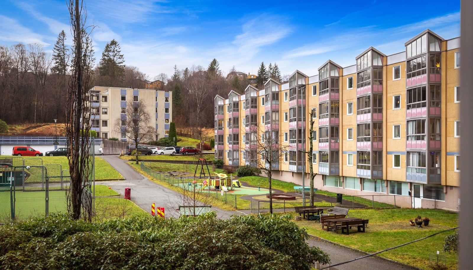 Eiendommen har gode uteområder med både lekeplass, sittegrupper og ballbinge Galleribilde