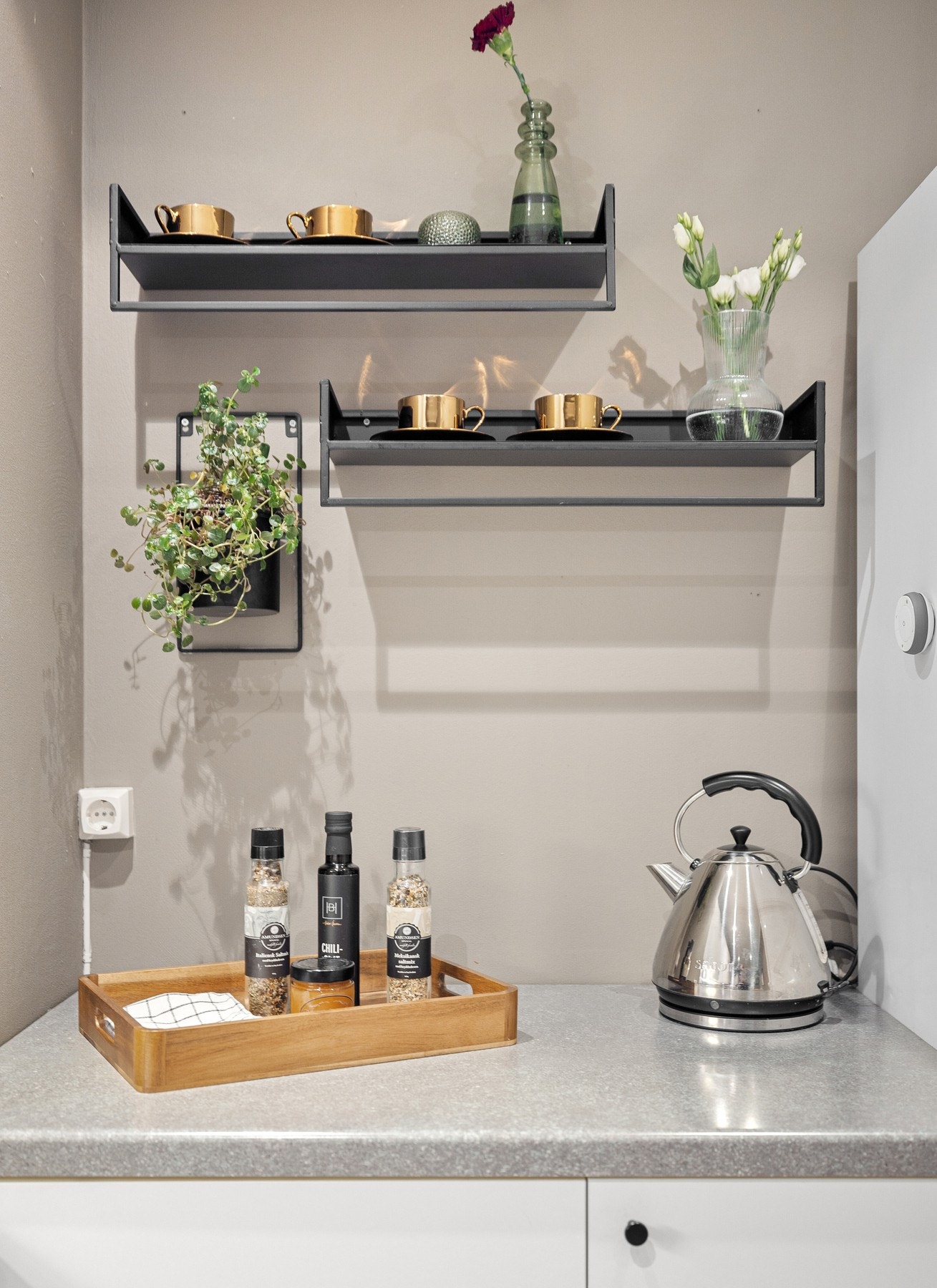 Kjøkkenet er avdelt som ett eget rom adskilt fra vaskerom. I følge byggtegninger var kjøkken og vaskerom opprinnelig tegnet inn som ett sammenhengende rom Galleribilde