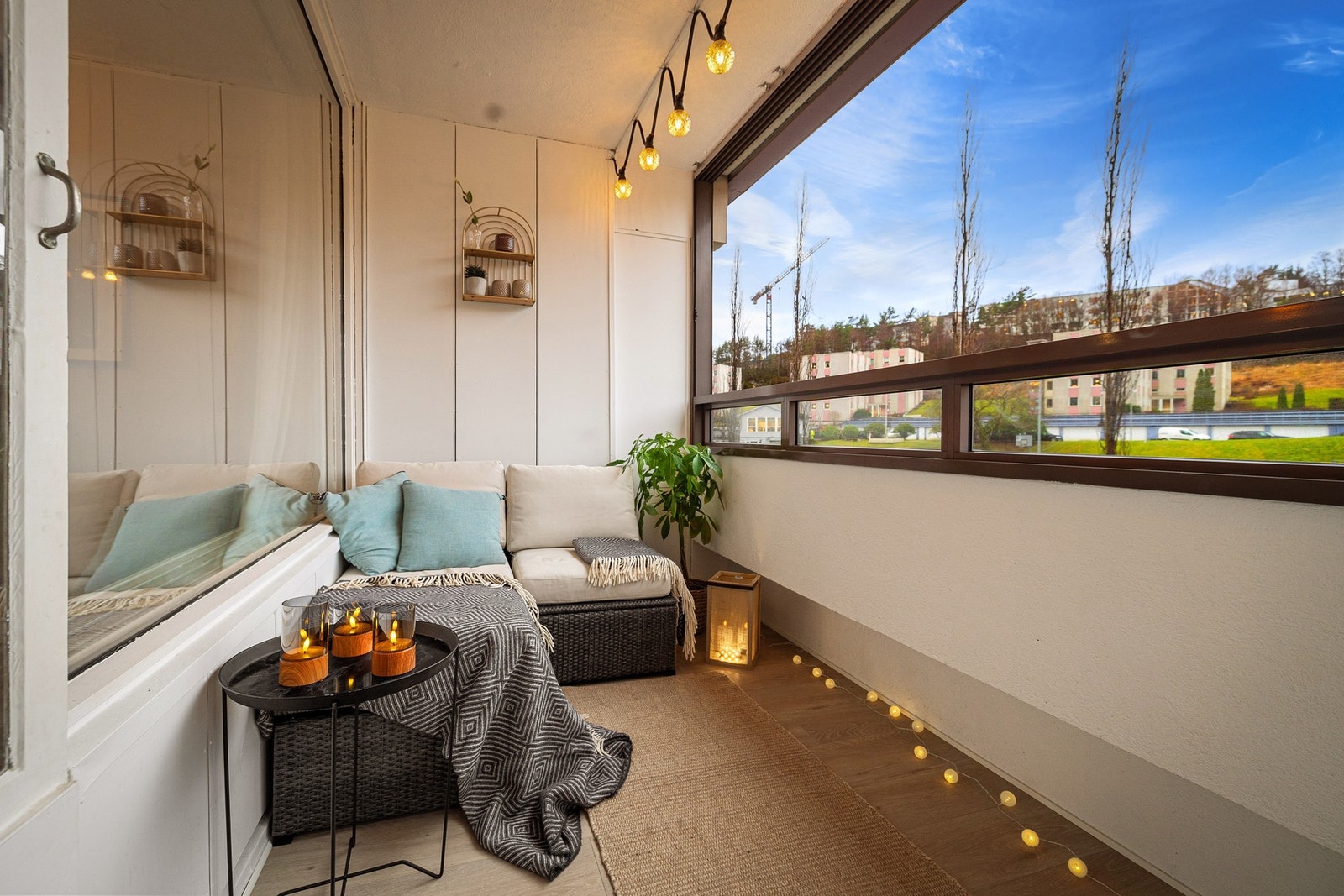 Fra stueområdet har en utgang til boligens innglassede balkong på 8 kvadratmeter Galleribilde