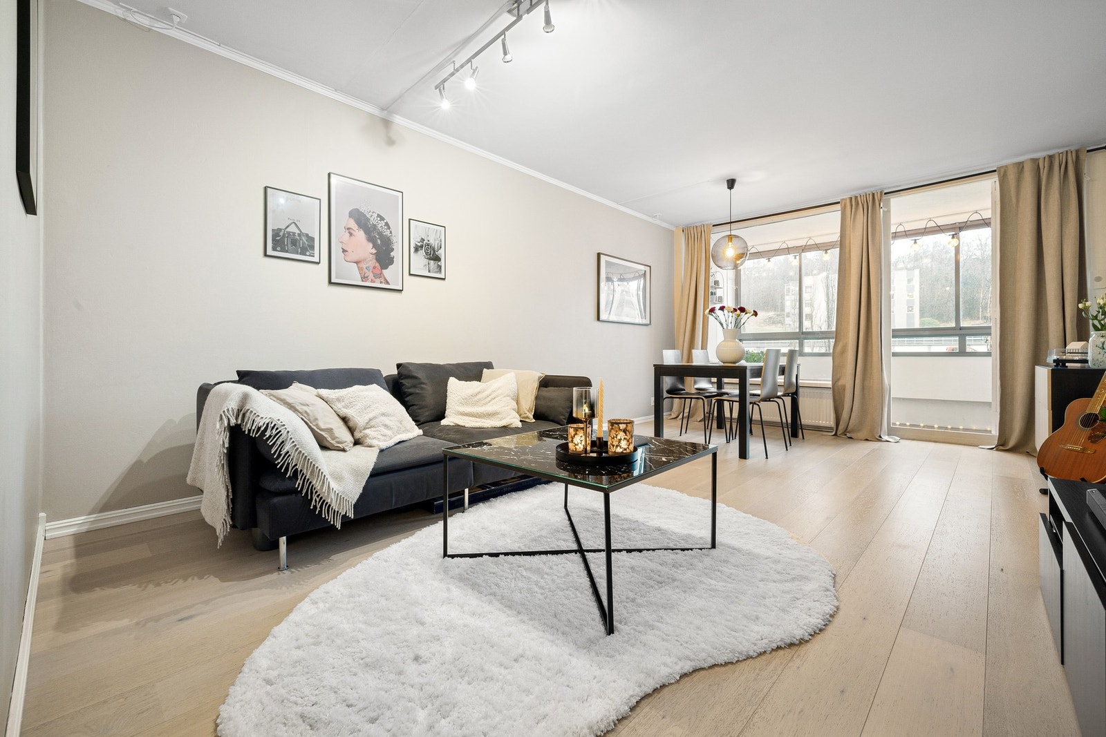 Det er god plass til å innrede stueområdet med både sitte-og spisegruppe Galleribilde