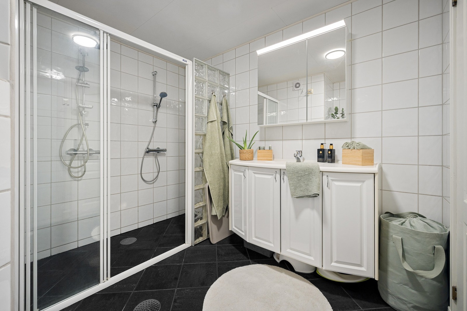 Helfliset bad med praktisk baderomsinnredning med nedfelt servant Galleribilde