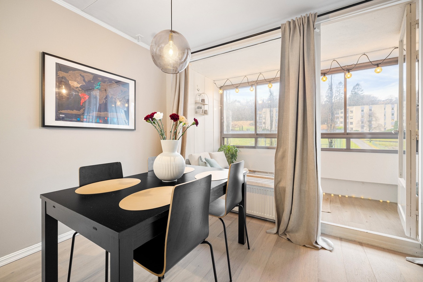 Leiligheten har god plass til spisegruppe Galleribilde