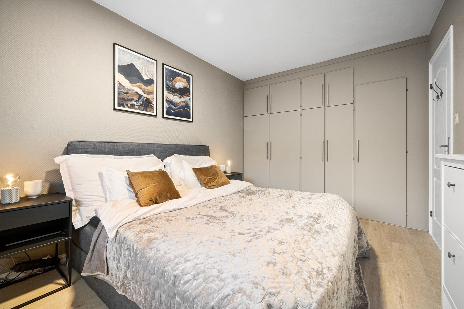 Her har en godt med oppbevaring via integrerte høyskap og egen dør som fører videre til leilighetens walk-in garderobe Galleribilde