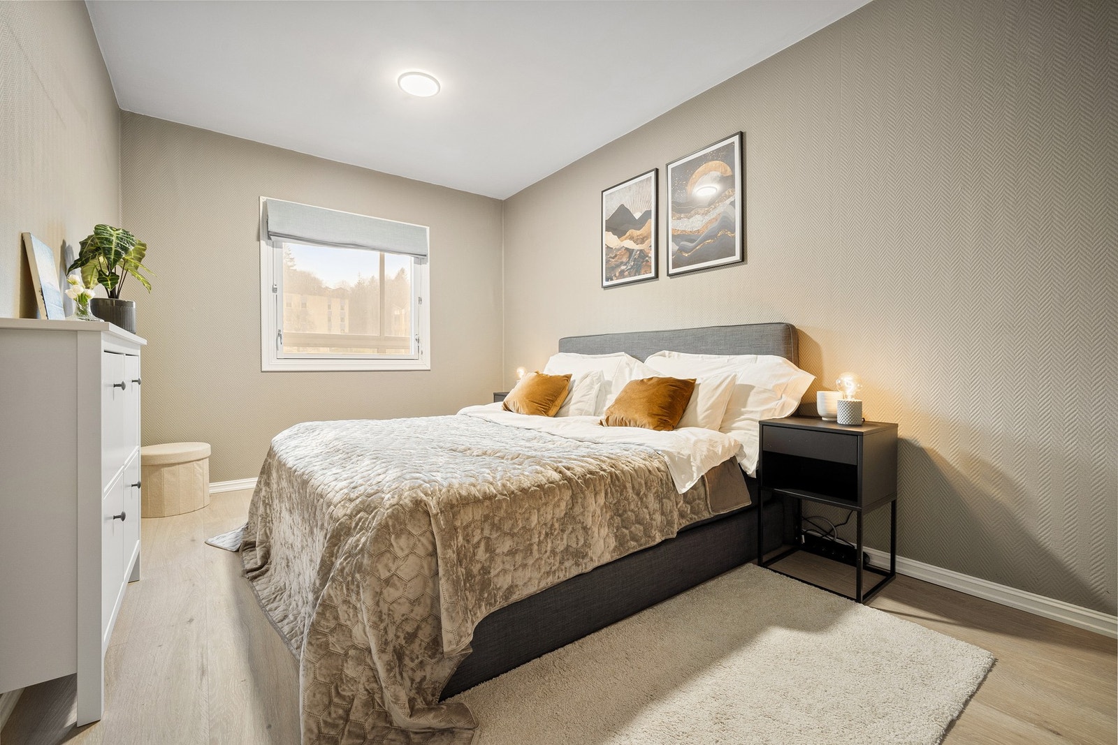 Fra stueområdet har en tilkomst til boligens hovedsoverom Galleribilde