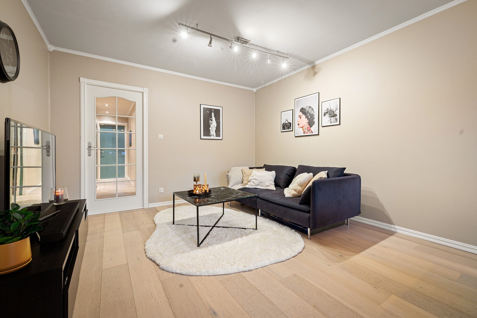 Stuen har gulv av laminat og vegger er av malte flater/strie i lyse og klassiske farger Galleribilde