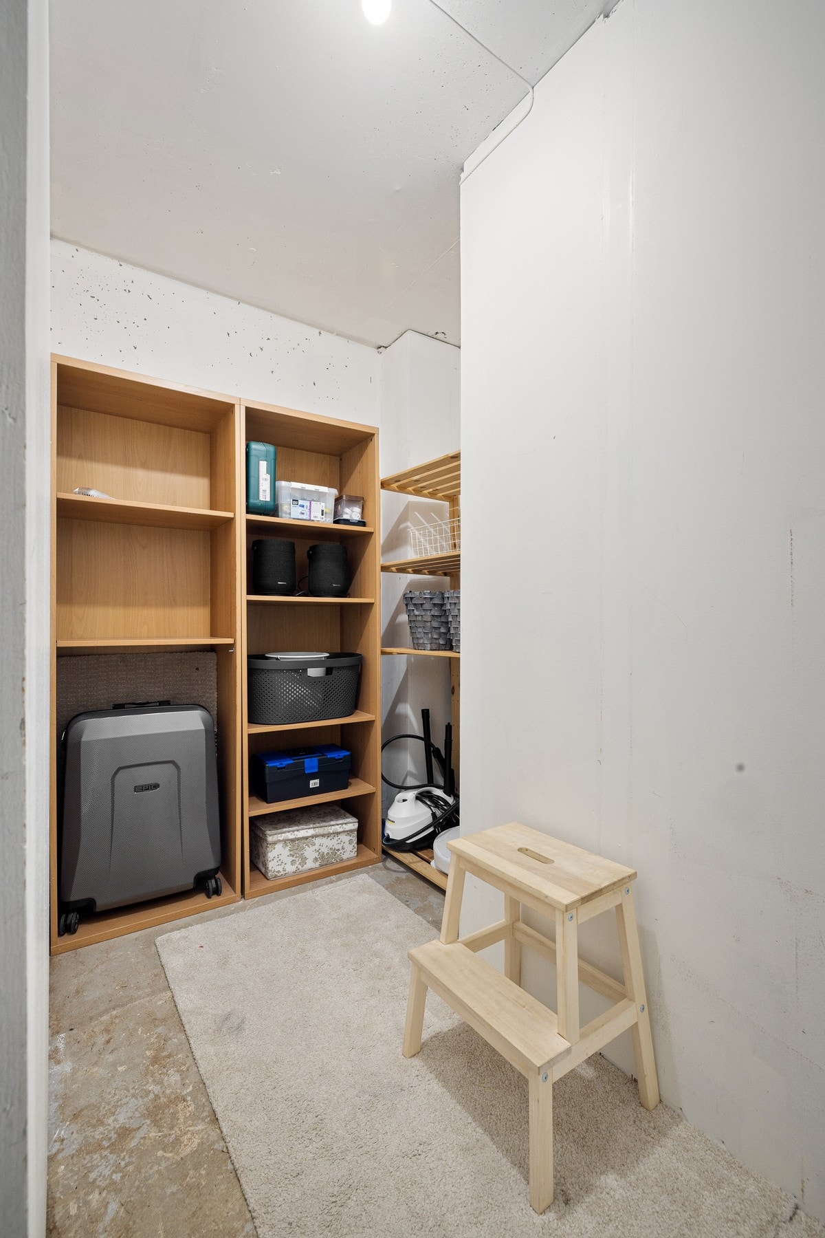 Dette rommet passer ypperlig som walk-in garderobe. Rommet er imidlertid angitt som kott i følge byggtegninger Galleribilde