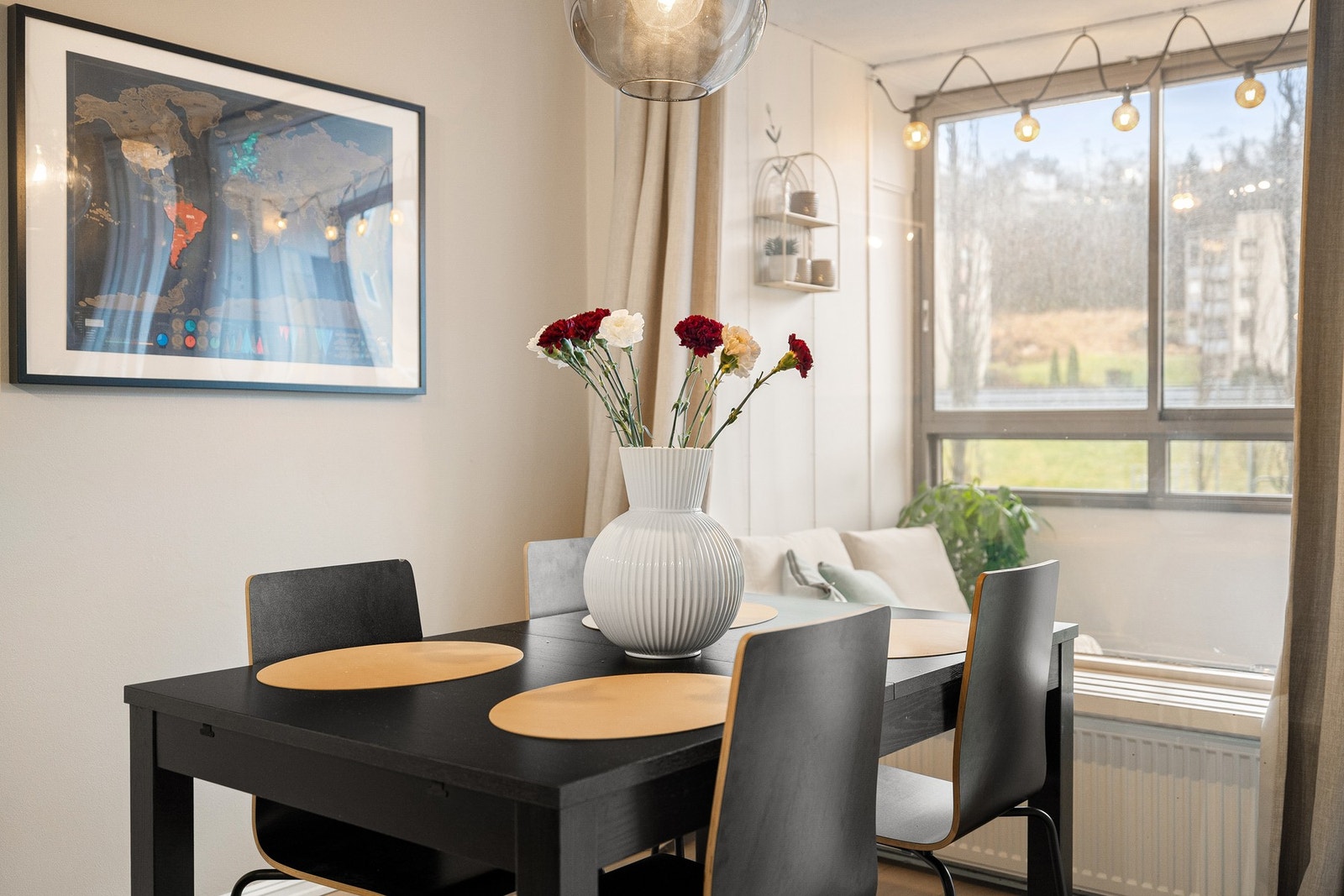 Store vindusflater sørger for godt med lysinnslipp Galleribilde