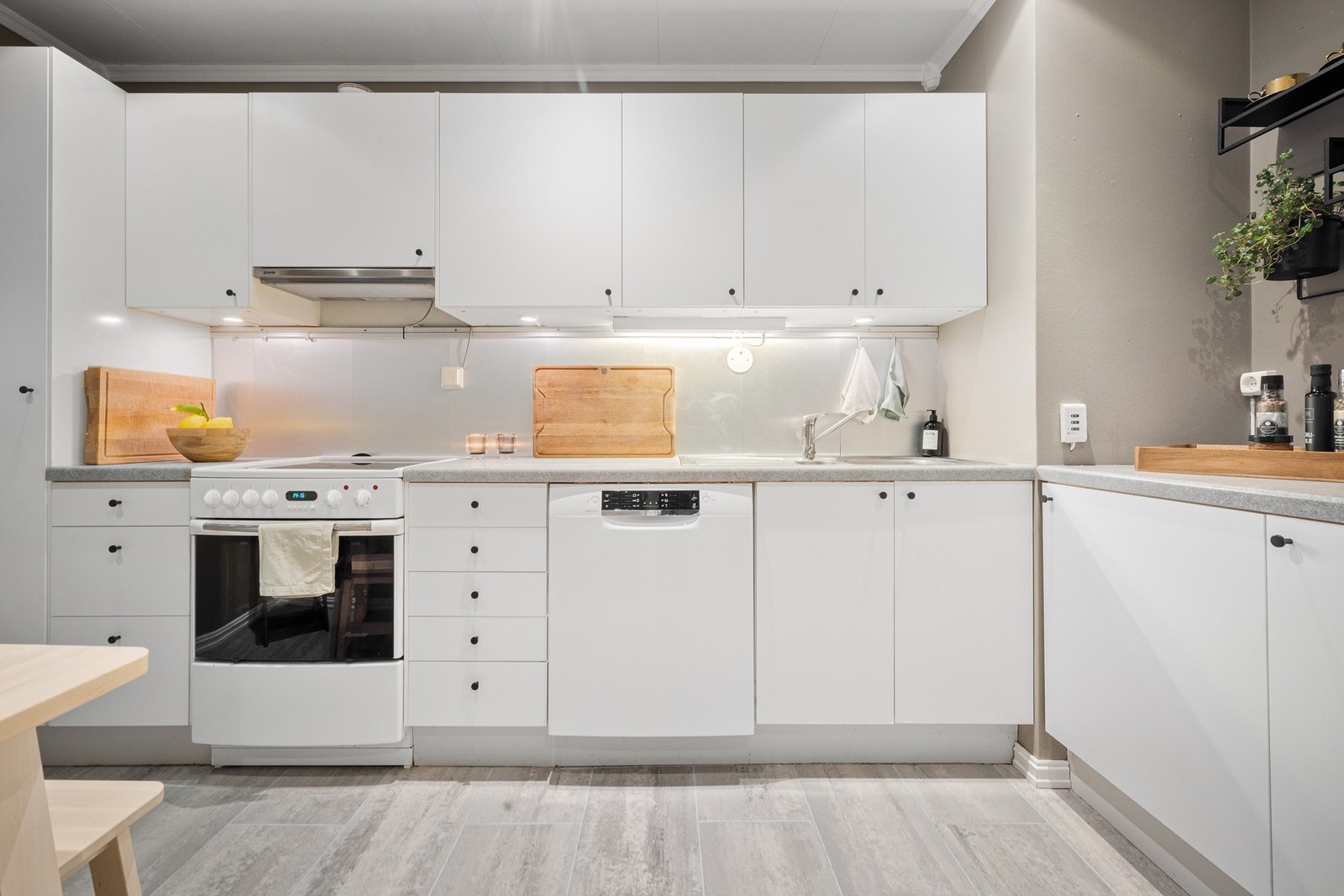 Boligen har et lyst og klassisk kjøkken med plass til koselig spisegruppe Galleribilde