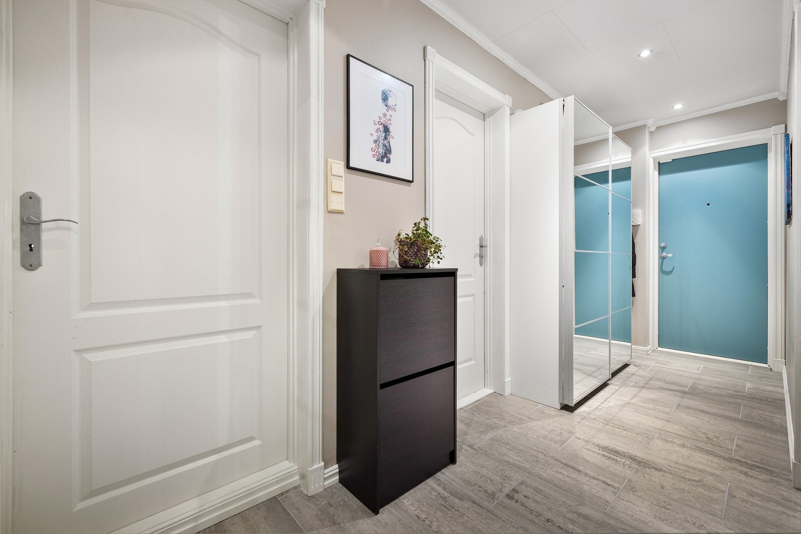 Fra entrè er det også adkomst til ett av boligens soverom Galleribilde