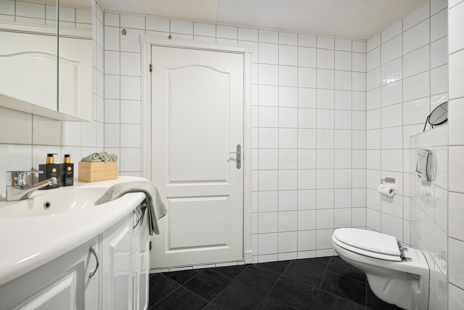 Badet er videre utstyrt med vegghengt toalett. Borettslaget diskuterer rørfornyelse av alle bad, dato er imidlertid ikke satt Galleribilde