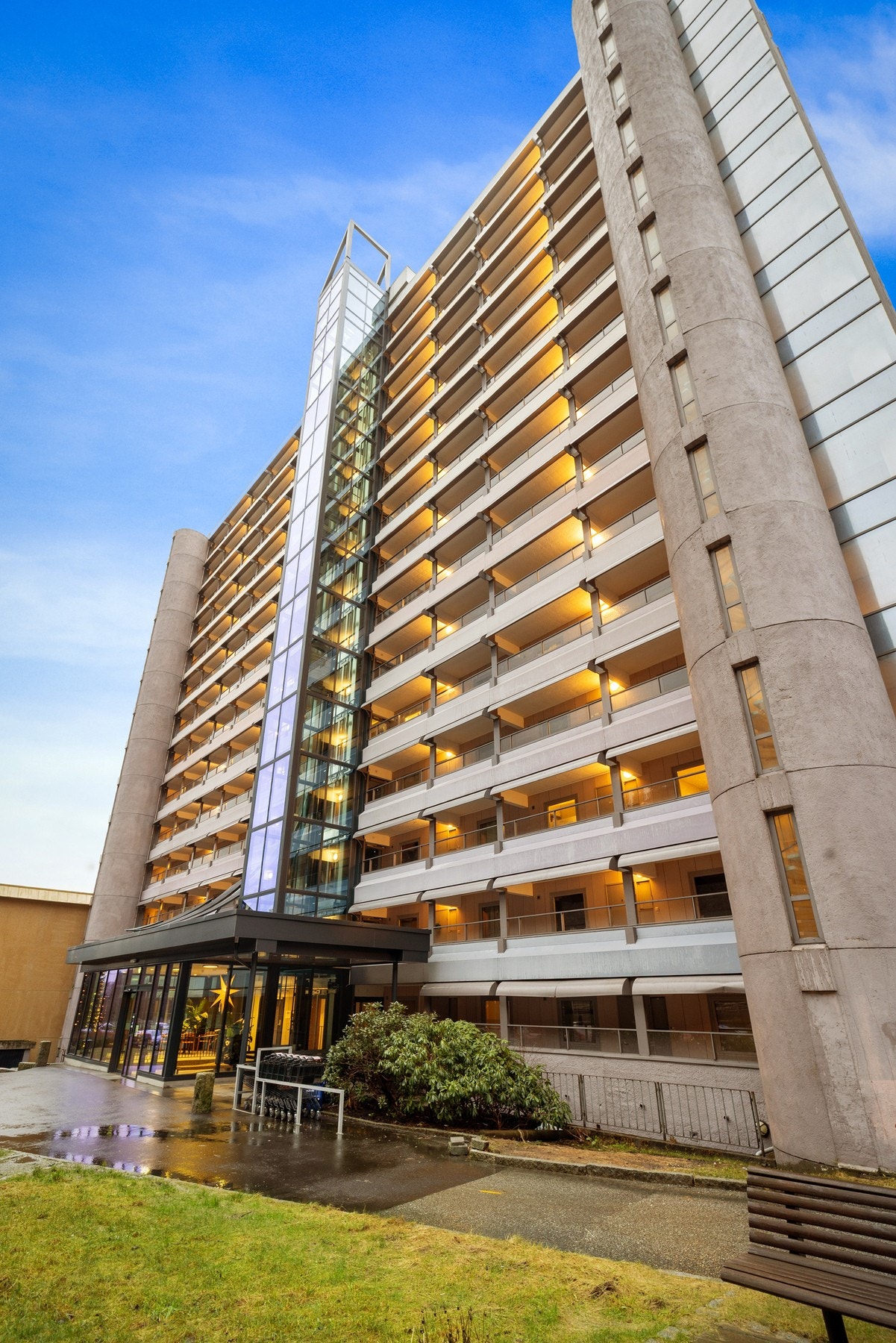 Det er gjort nylige oppgraderinger på bygget med blant annet rehabilitering av ny flott glass heis Galleribilde