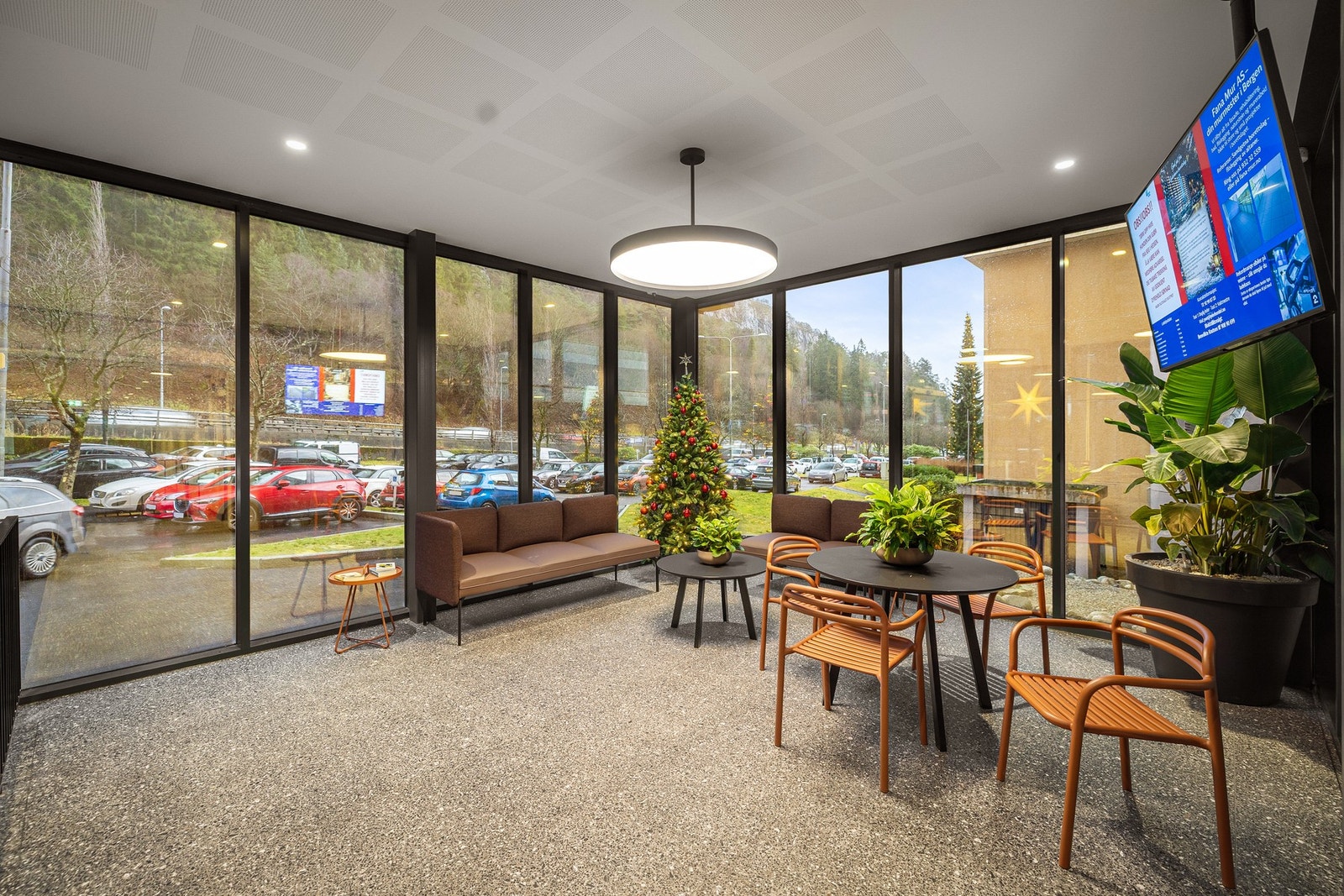 Borettslagets inngangsparti er med ulike sittegrupper Galleribilde