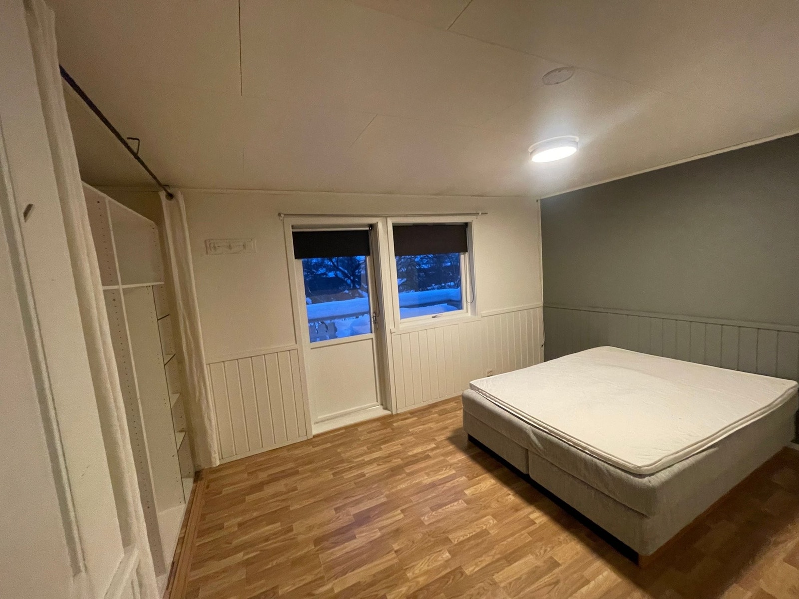 Soverom 1 i hoveddel med adkomst til stor terasse. Galleribilde