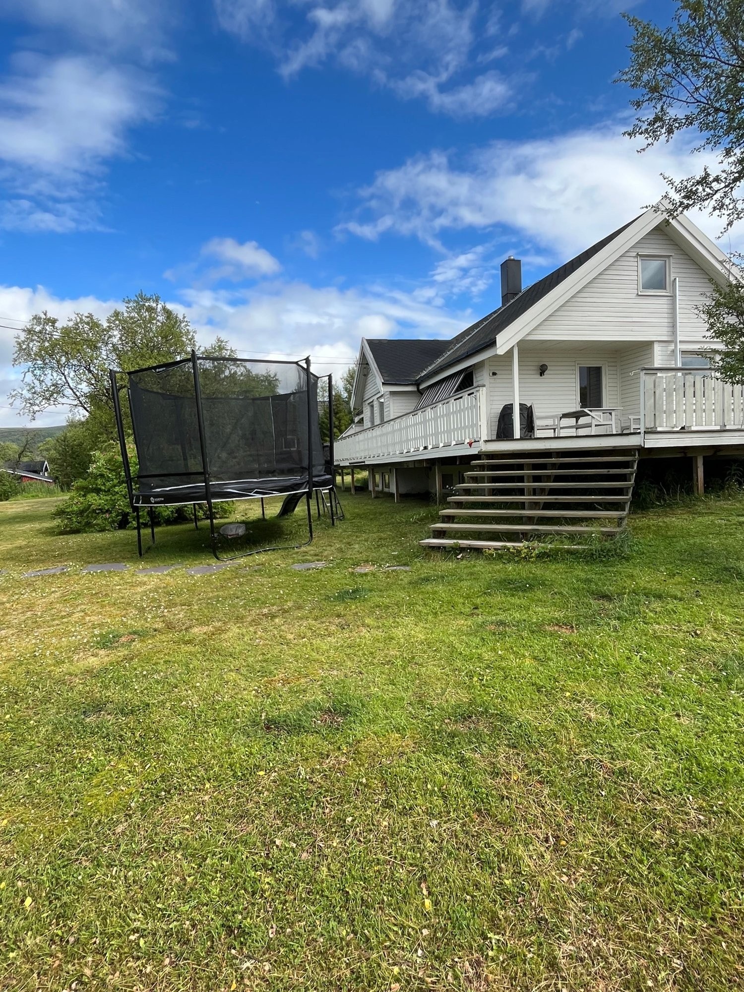 Stor opparbeidet hage. Med stor veranda. Galleribilde