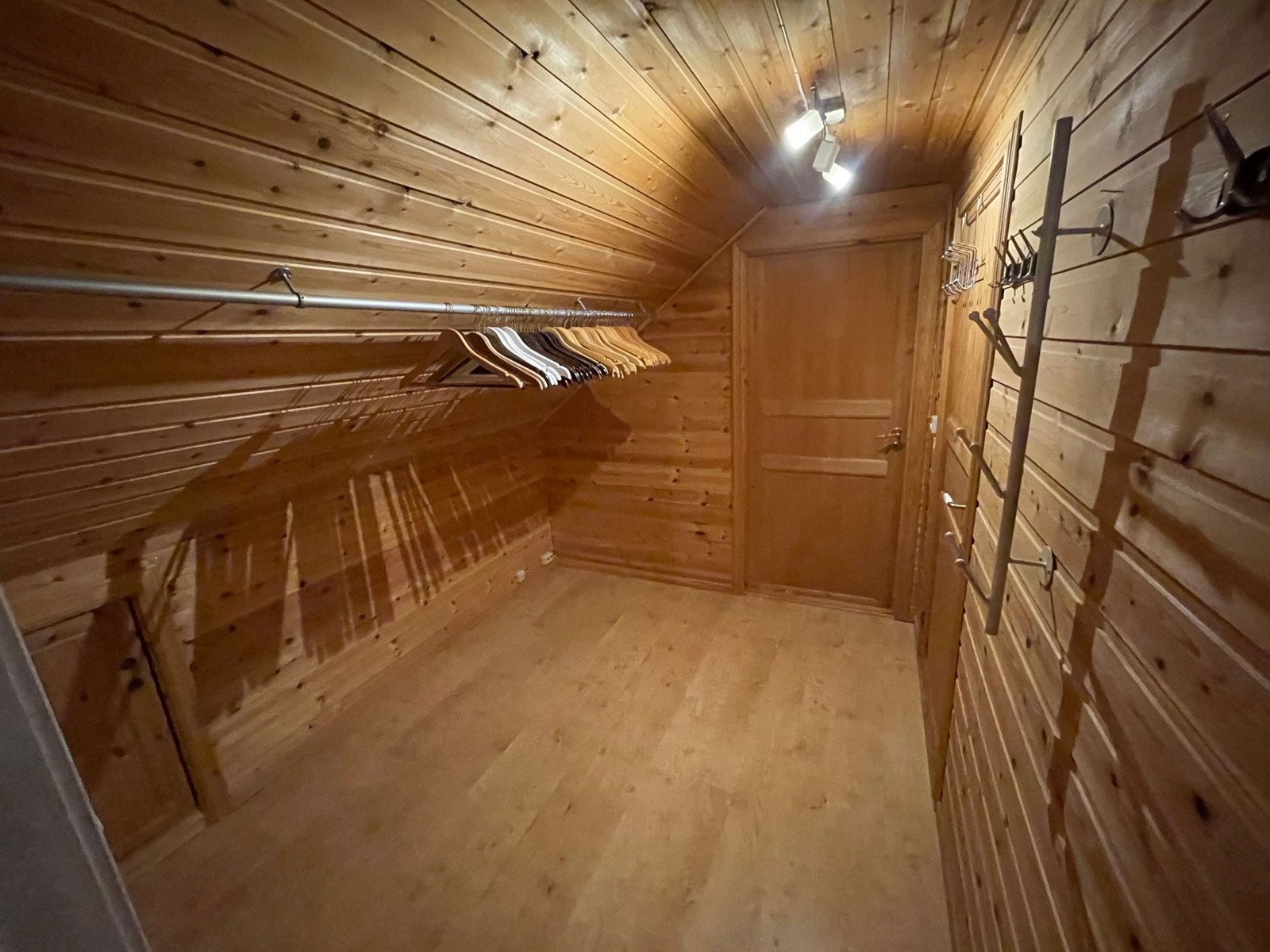 Bod/walk in closet loft. sett mot soverom 4 hoveddel Galleribilde