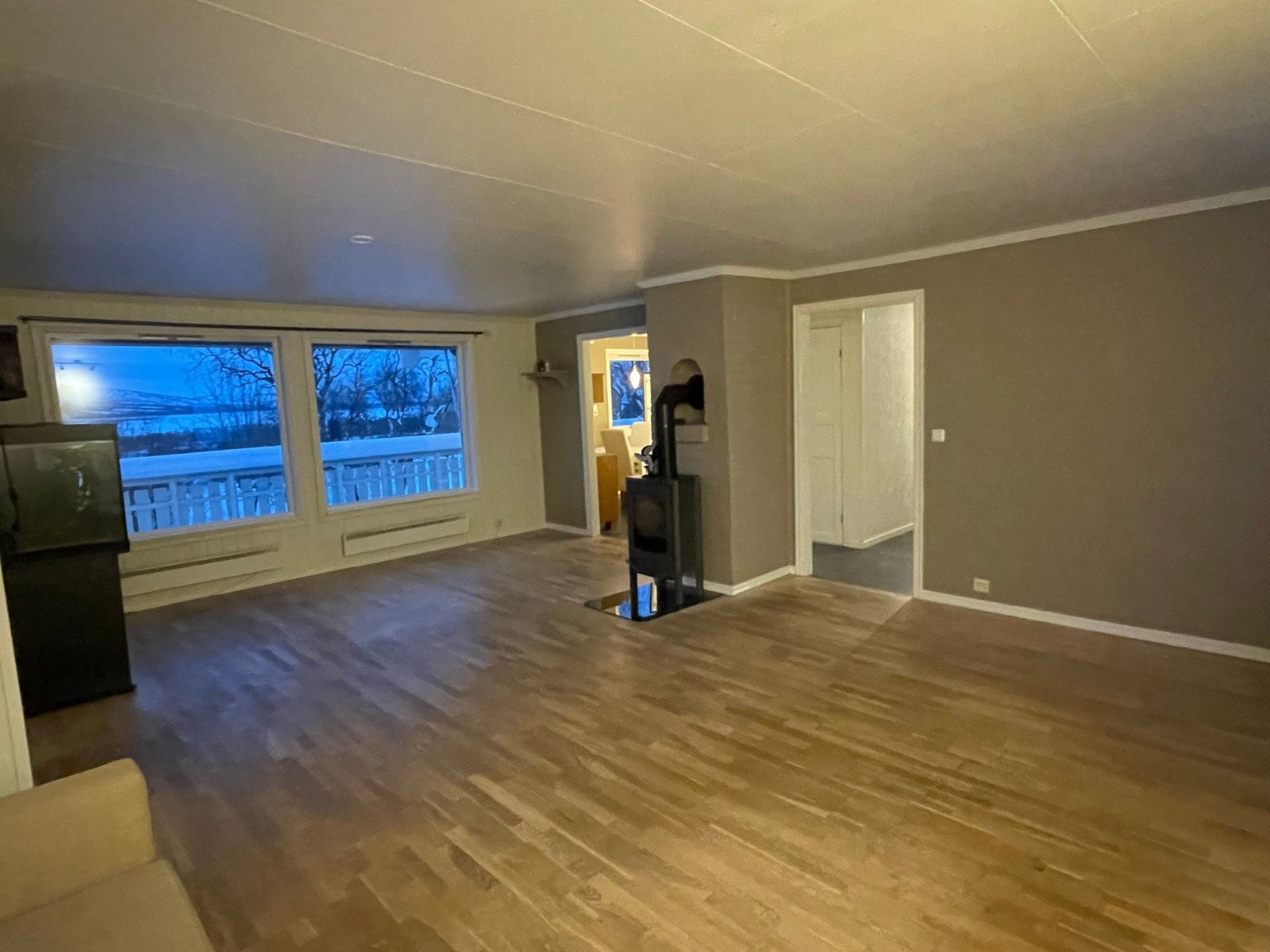 Stue sett mot kjøkken og gang Galleribilde