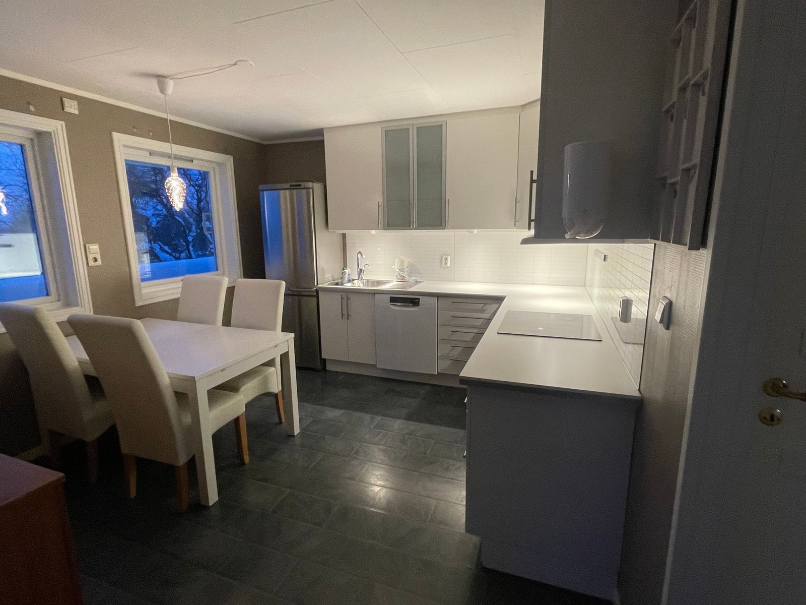 Kjøkken med integrerte hvitevarer. Galleribilde