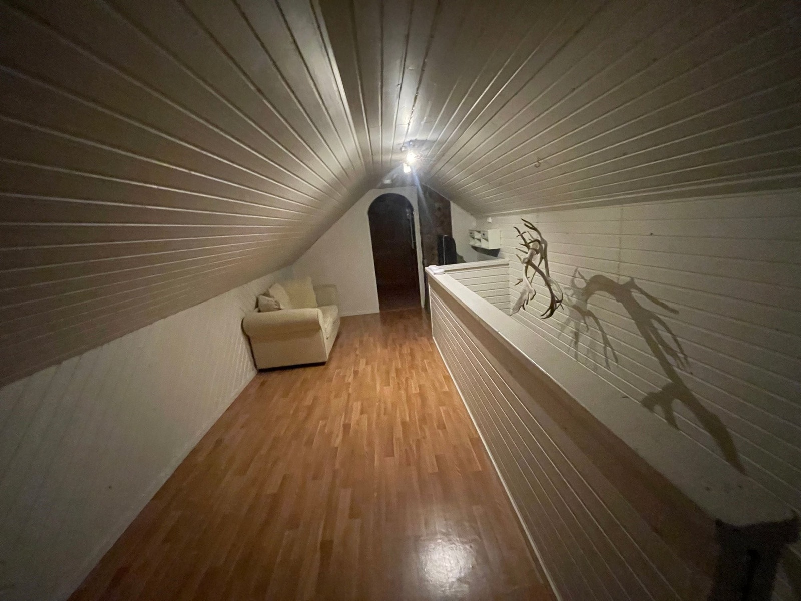 Loftsstue / oppholdsrom sett mot bod Galleribilde