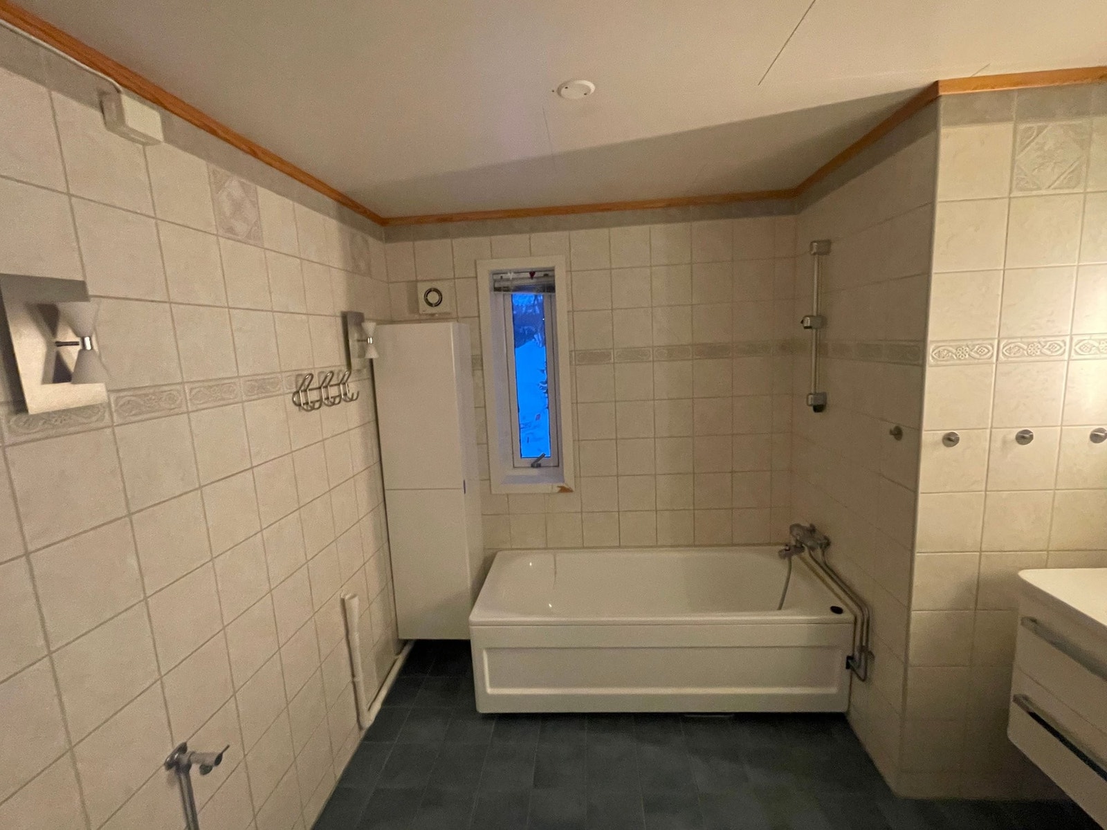 Bad i hoveddel med badekar Galleribilde