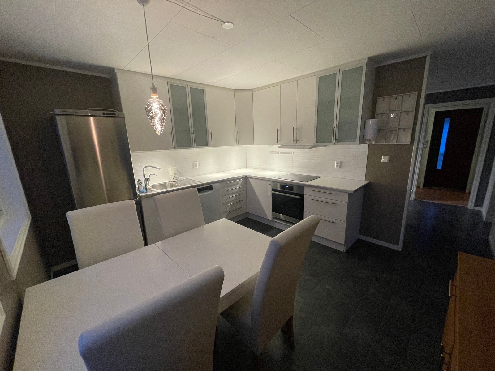 kjøkken sett mot gang og vindfang Galleribilde