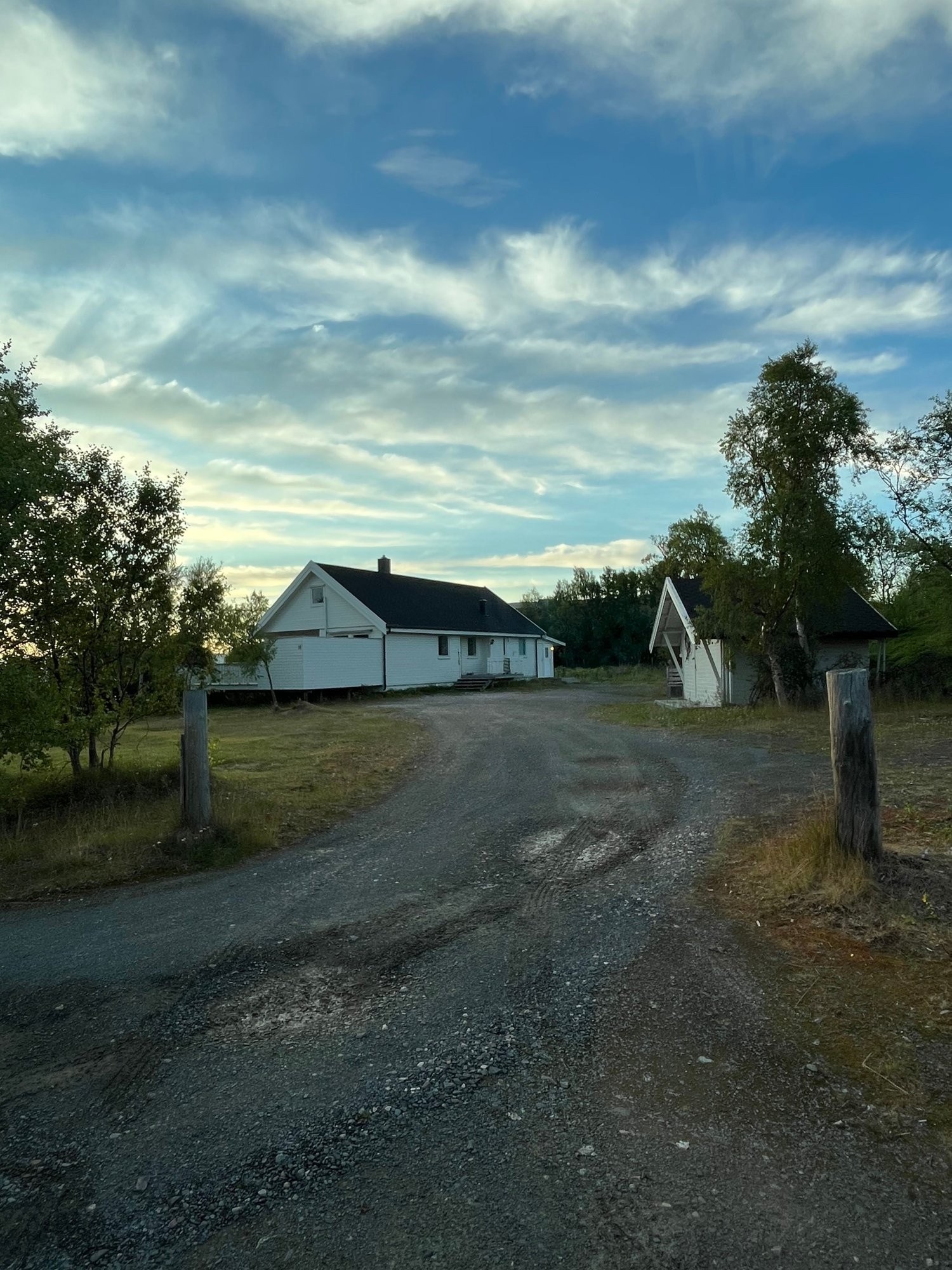 Innkjørsel sett fra veien. Galleribilde