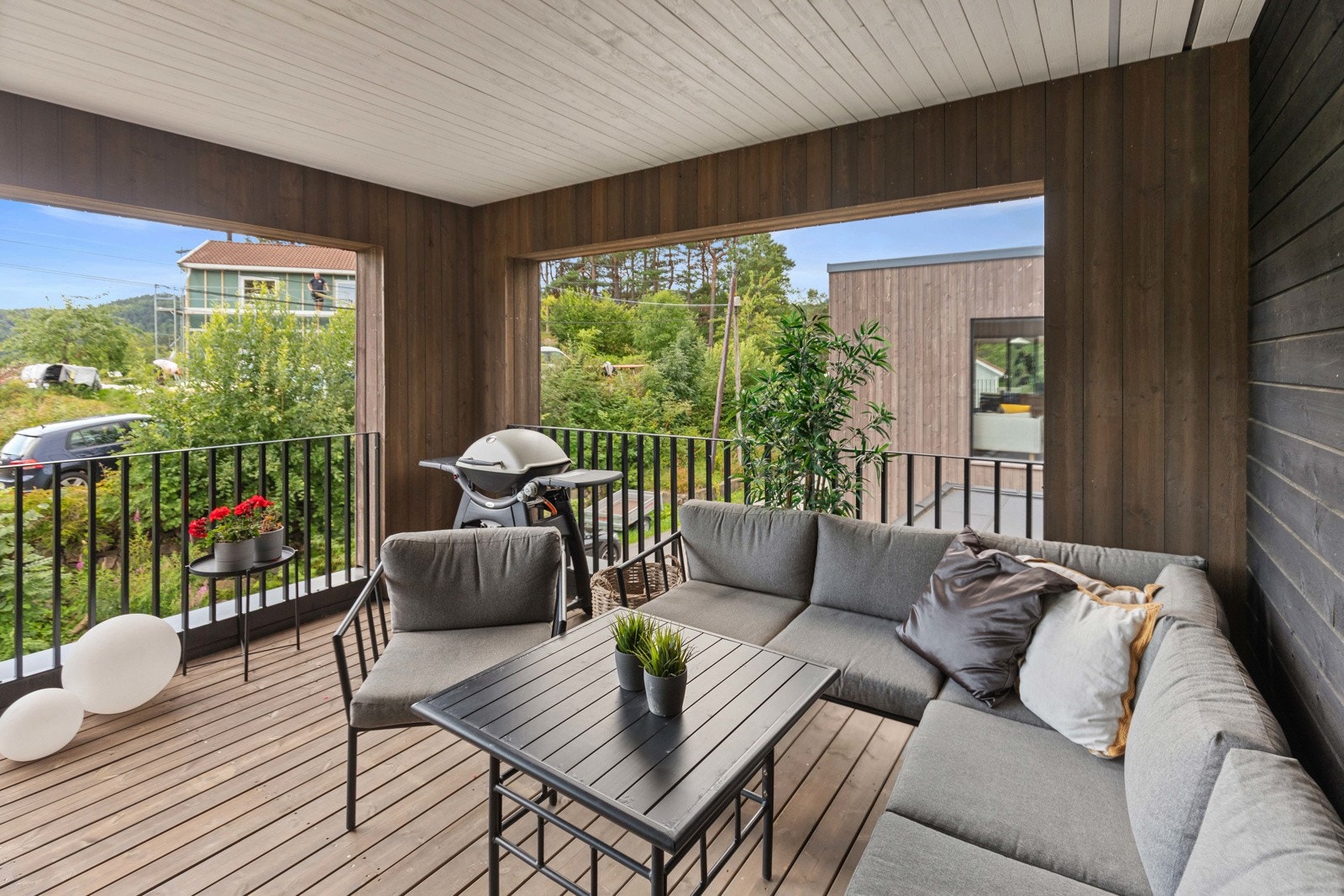 Terrassen er lun og kan brukes hele året Galleribilde