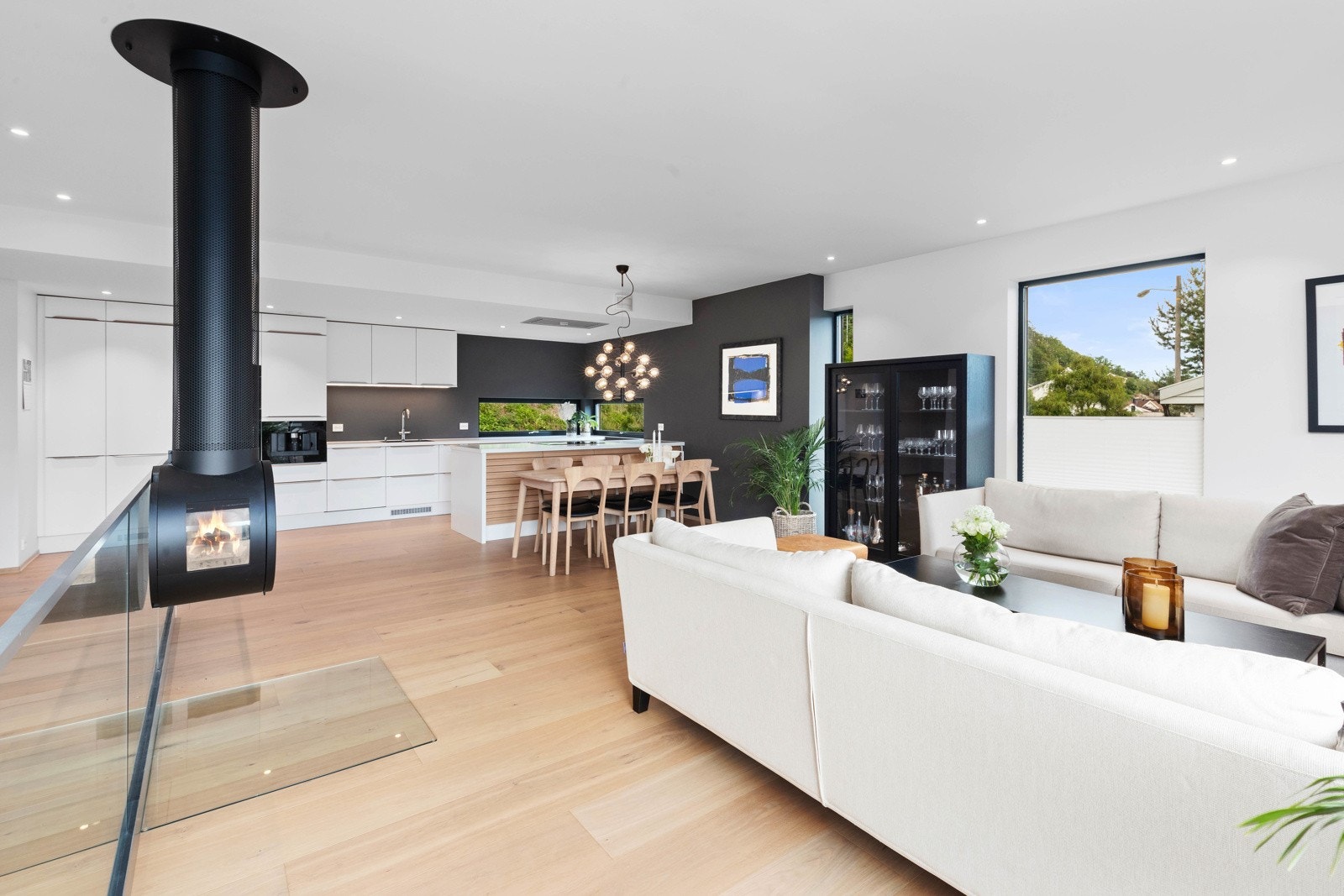 I tillegg til et større spisebord er det god plass til en stor sofagruppe i stua Galleribilde