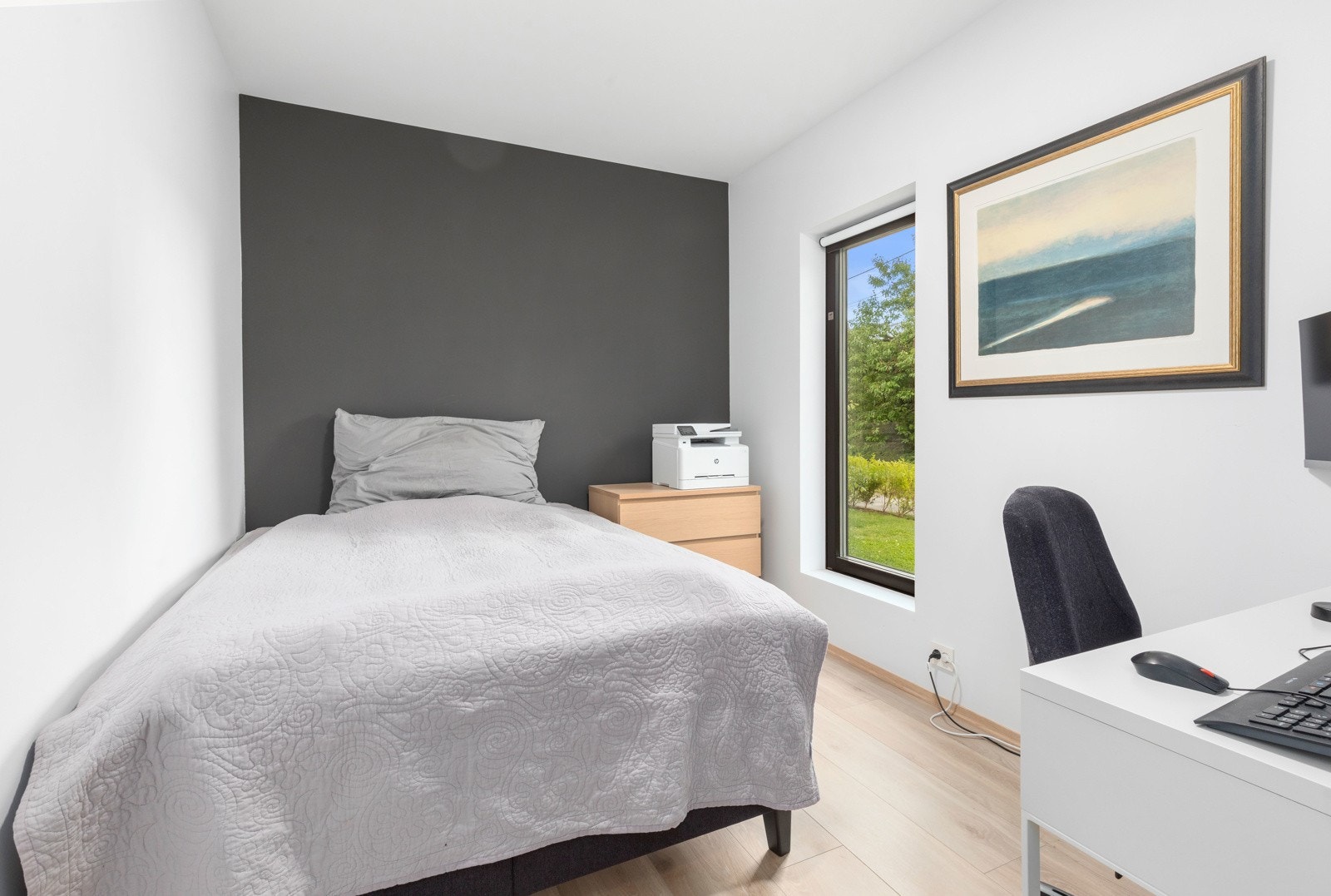 På soverommene i underetasjen er det plass til både seng og skrivebord Galleribilde