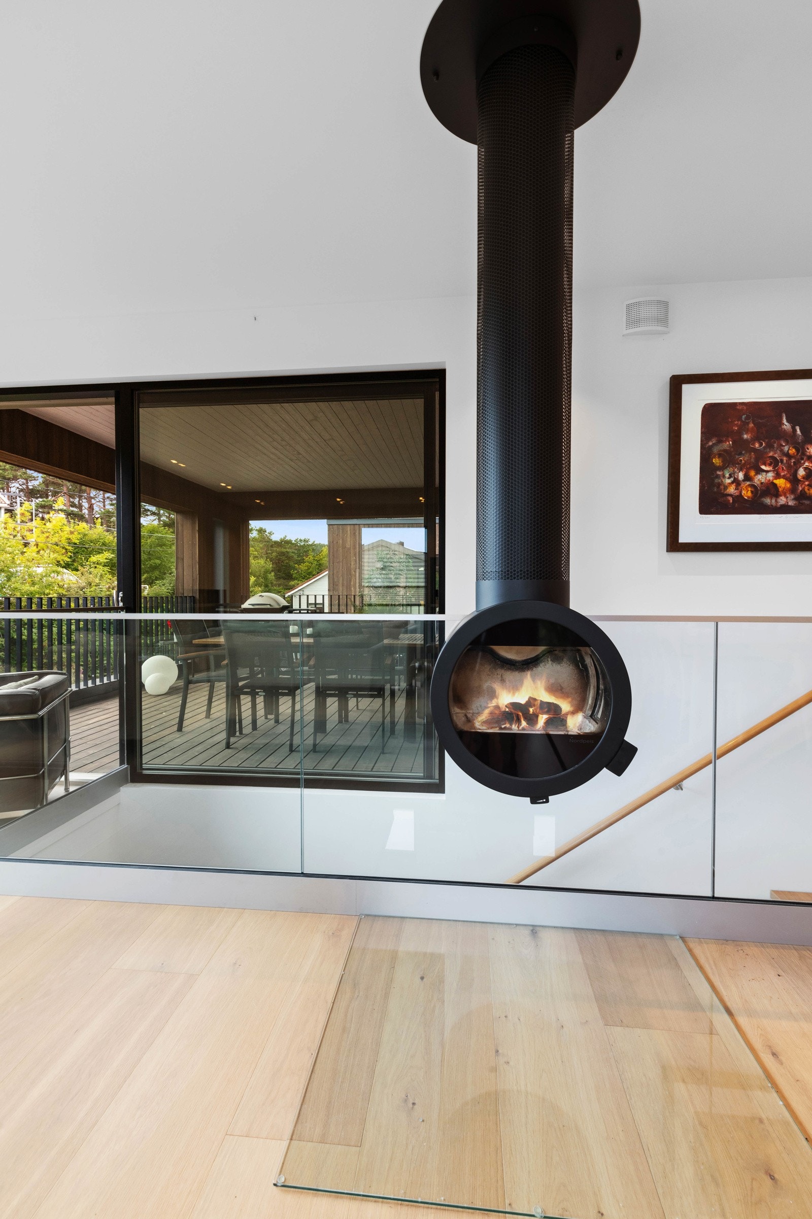 Den koselig vedovnen kan nytes fra flere vinkler Galleribilde