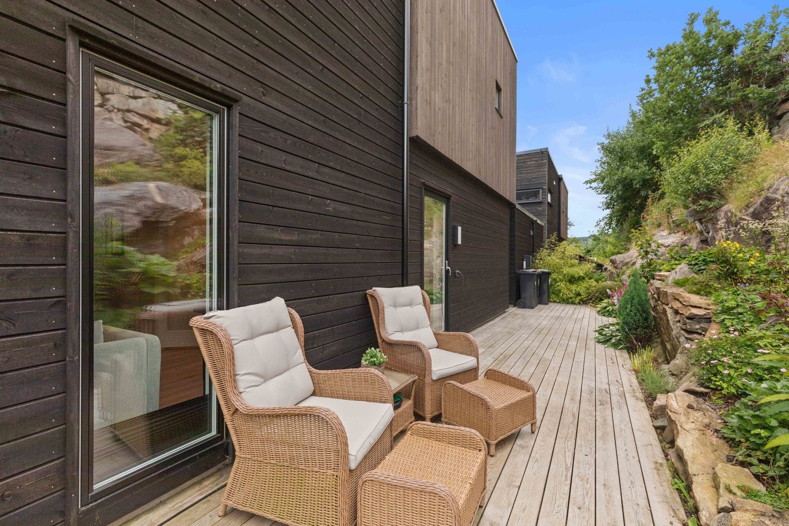 Koselig og lunt område på baksiden av boligen Galleribilde