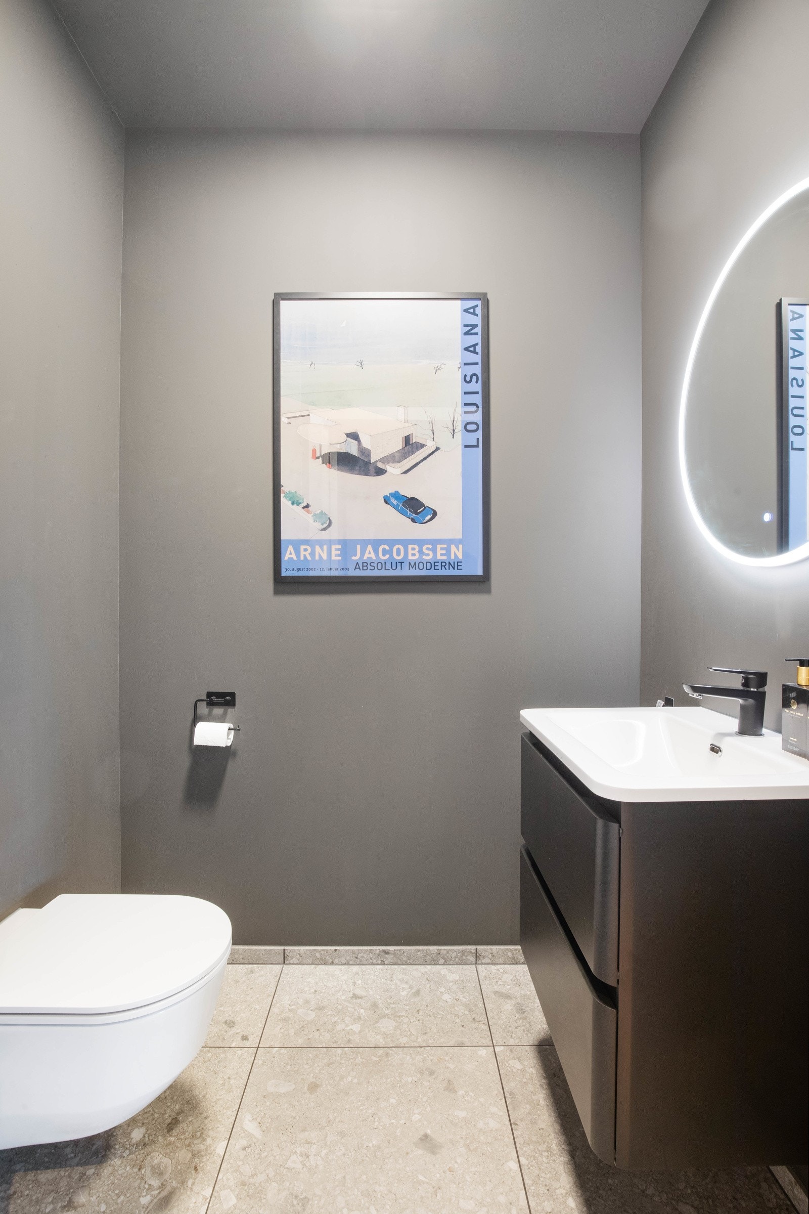 Gjestetoalett med vegghengt toalett og baderomsinnredning Galleribilde