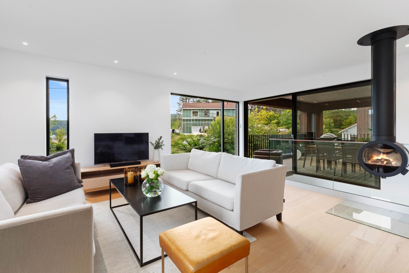 Fra stuen er det utgang til boligens lune og romslige terrasse Galleribilde