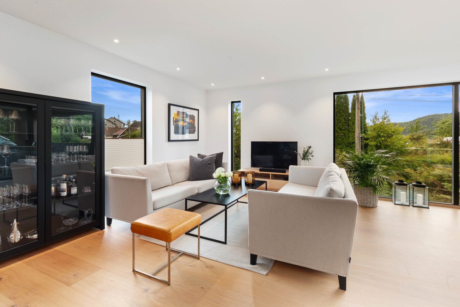 De store vindusflatene slipper inn rikelig med sollys. Det er installert elektrisk screen på de store vinduene i stua. Galleribilde