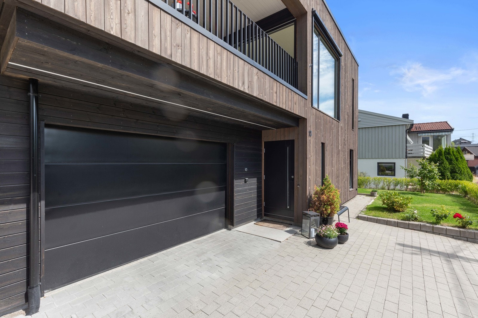 Romslig garasje med elektrisk port og bod Galleribilde