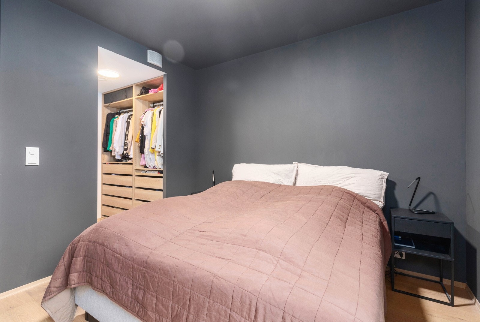 Hovedsoverommet er malt i mørk og behagelig farge som legger til rette for en god nattesøvn Galleribilde