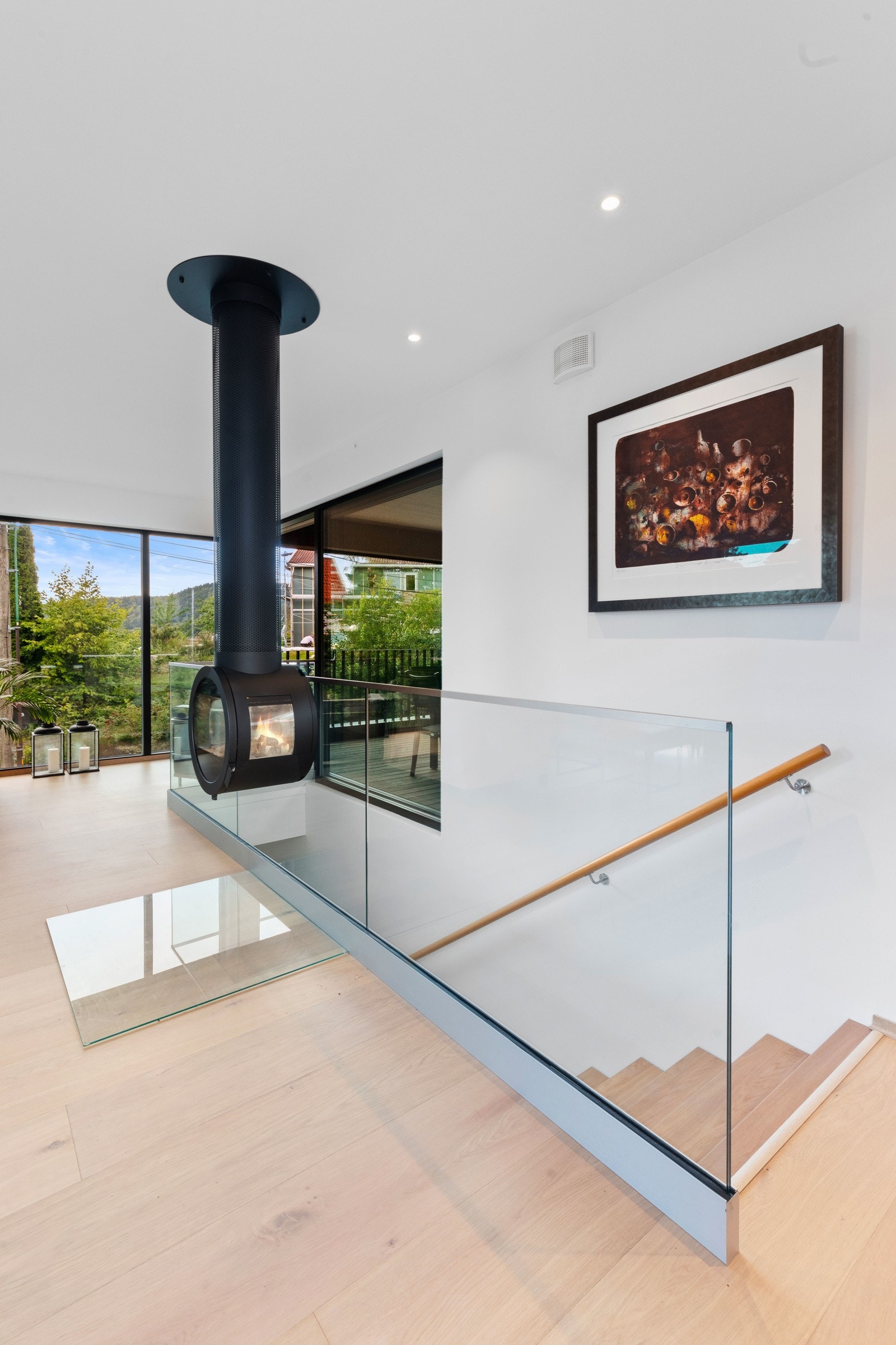 Glassrekkverket er med på å åpne opp stua og gi en god romfølelse Galleribilde