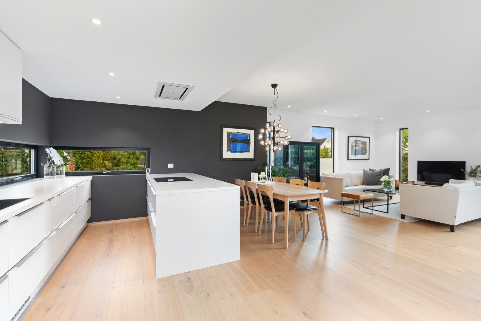 På kjøkkenøya kan man lage mat samtidig som man er sosial med resten av rommet. Kjøkkenetvifta er "gjemt" i taket Galleribilde