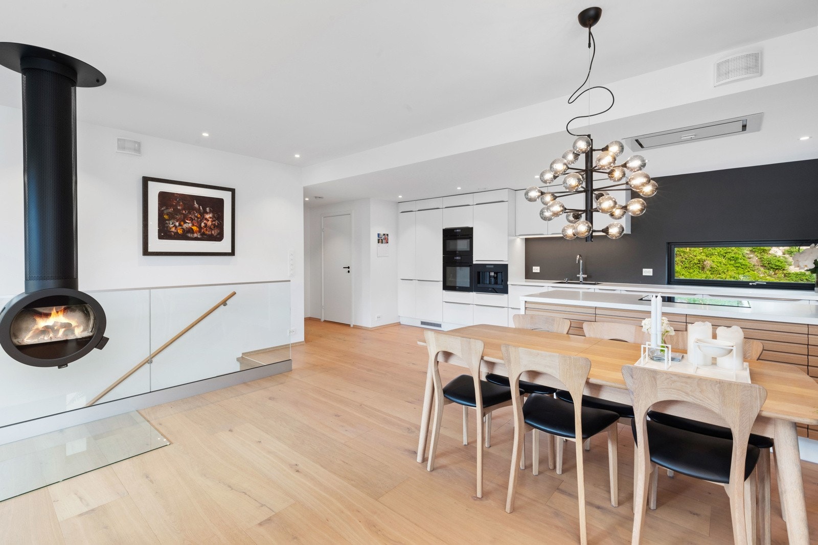 Vedovenen varmer effektivt opp stue og kjøkkenet Galleribilde