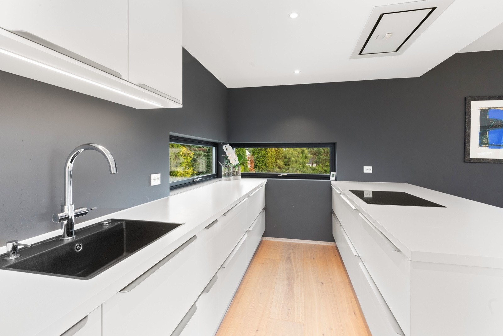 På kjøkkenet er det riktig med skapplass og benkeflater Galleribilde