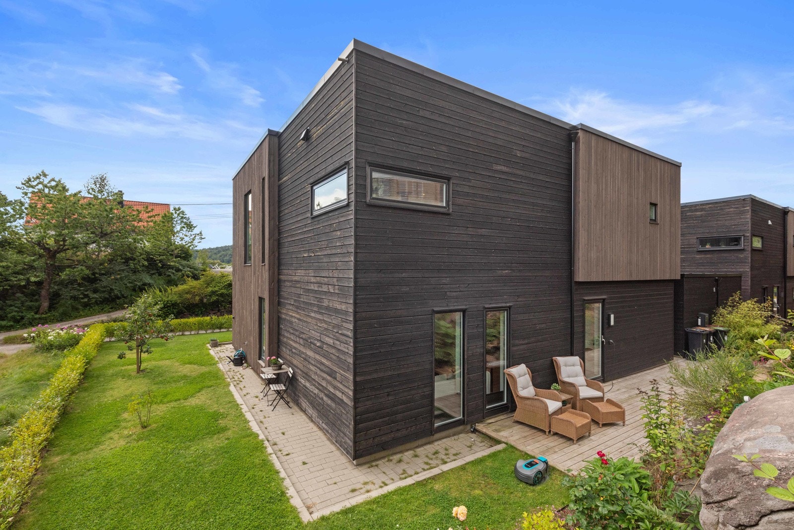 Opparbeidet uteområde med blant annet plenområder med frukttrær og blomster Galleribilde