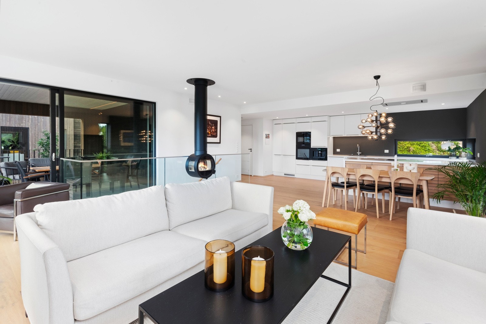 Sollys slippes inn fra fire himmelretninger og gir et behagelig lys Galleribilde