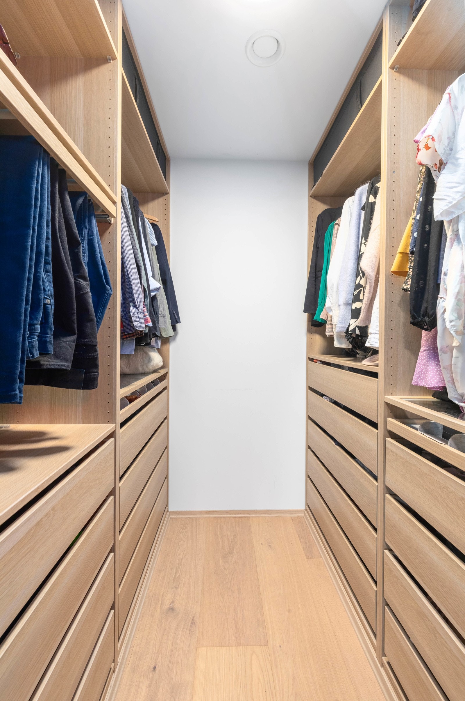 Fra hovedsoverommet er det inngang til walk in-garderobe Galleribilde