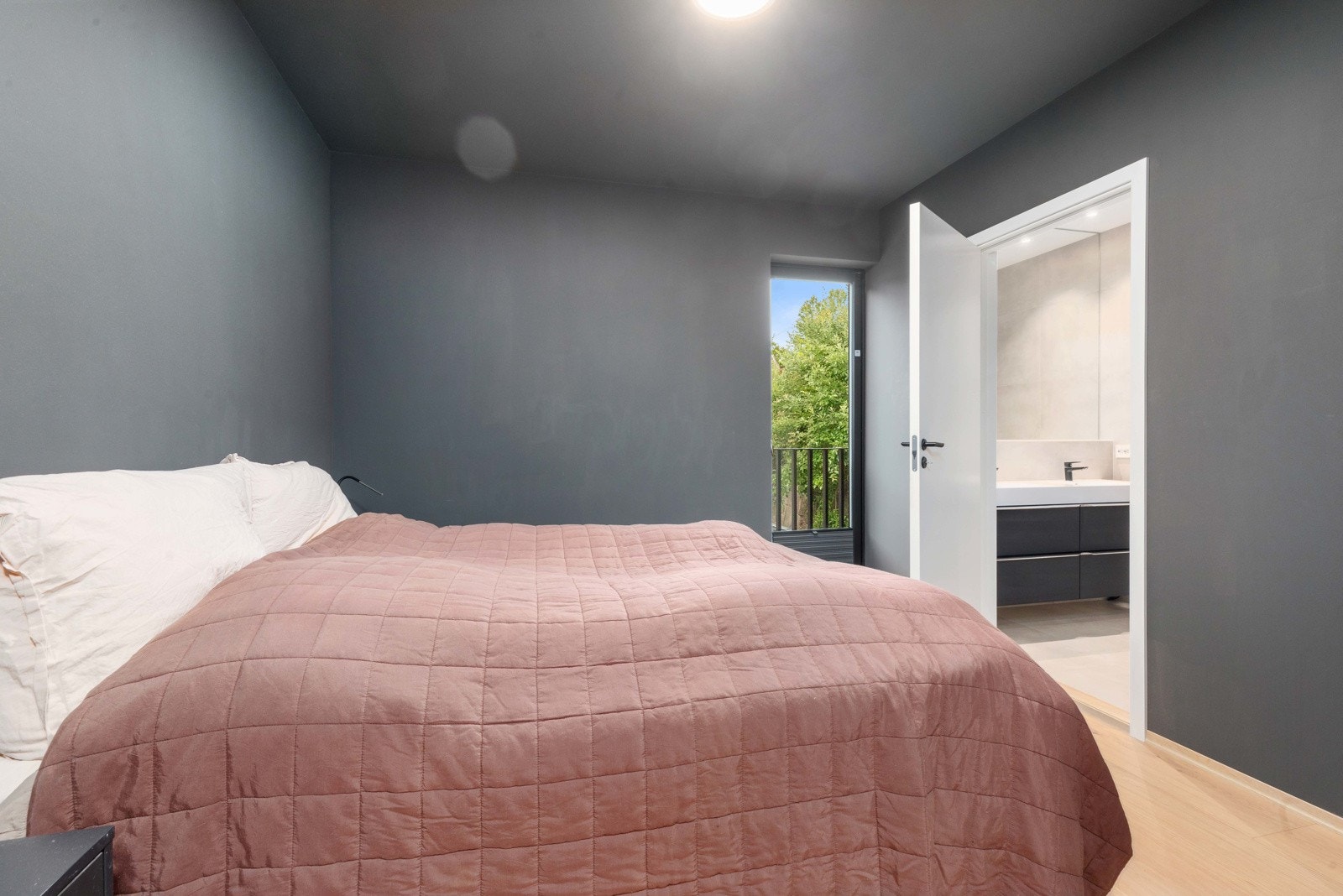 I tillegg til walk in-garderobe har soverommet eget bad Galleribilde