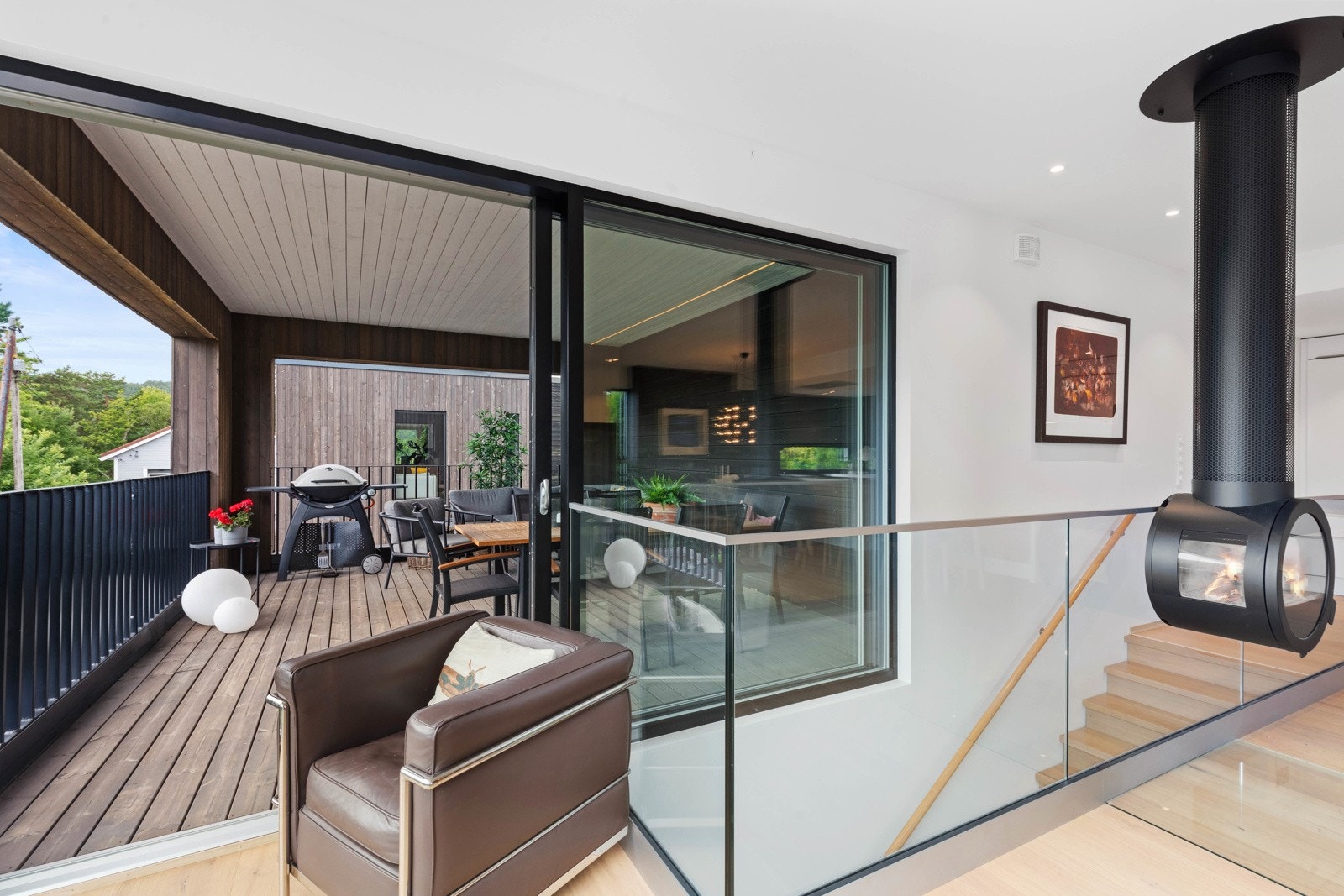 Døren ut til terrassen kan åpnes helt opp noe som gjør at terrasseområde fungerer som en forlengelse av stua hele sommerhalvåret Galleribilde