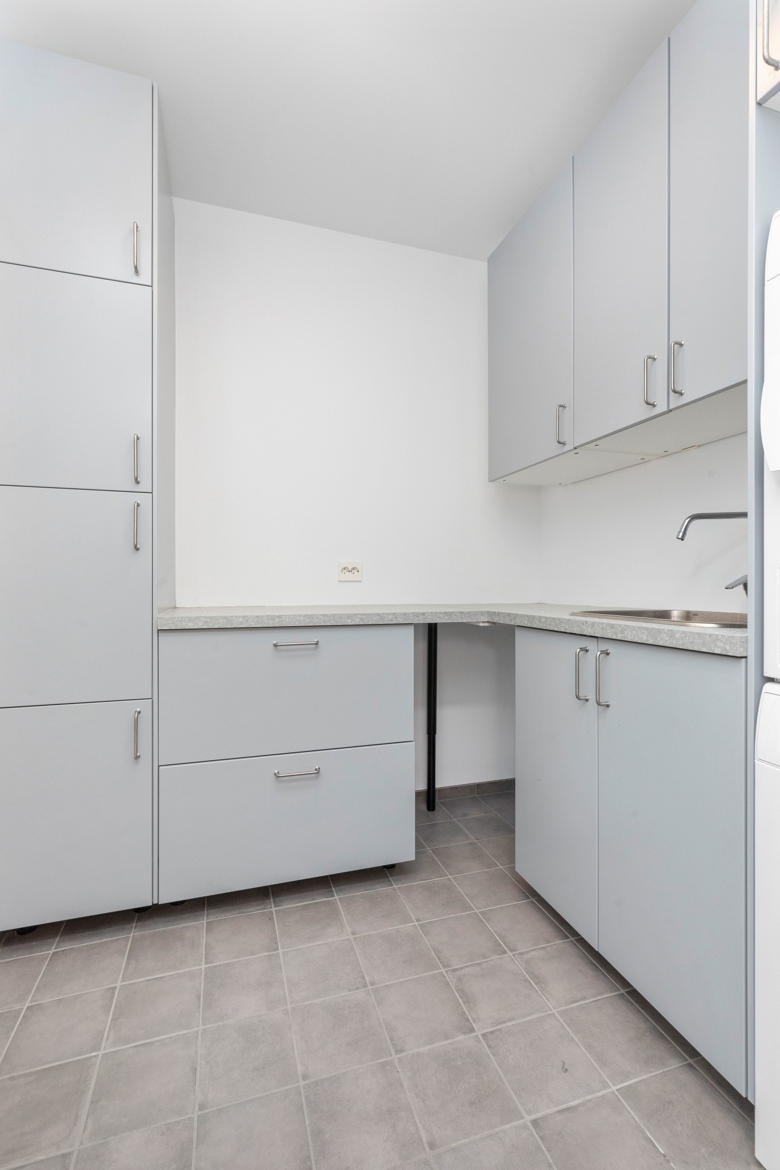 Det er rikelig med oppbevaring på vaskerommet Galleribilde