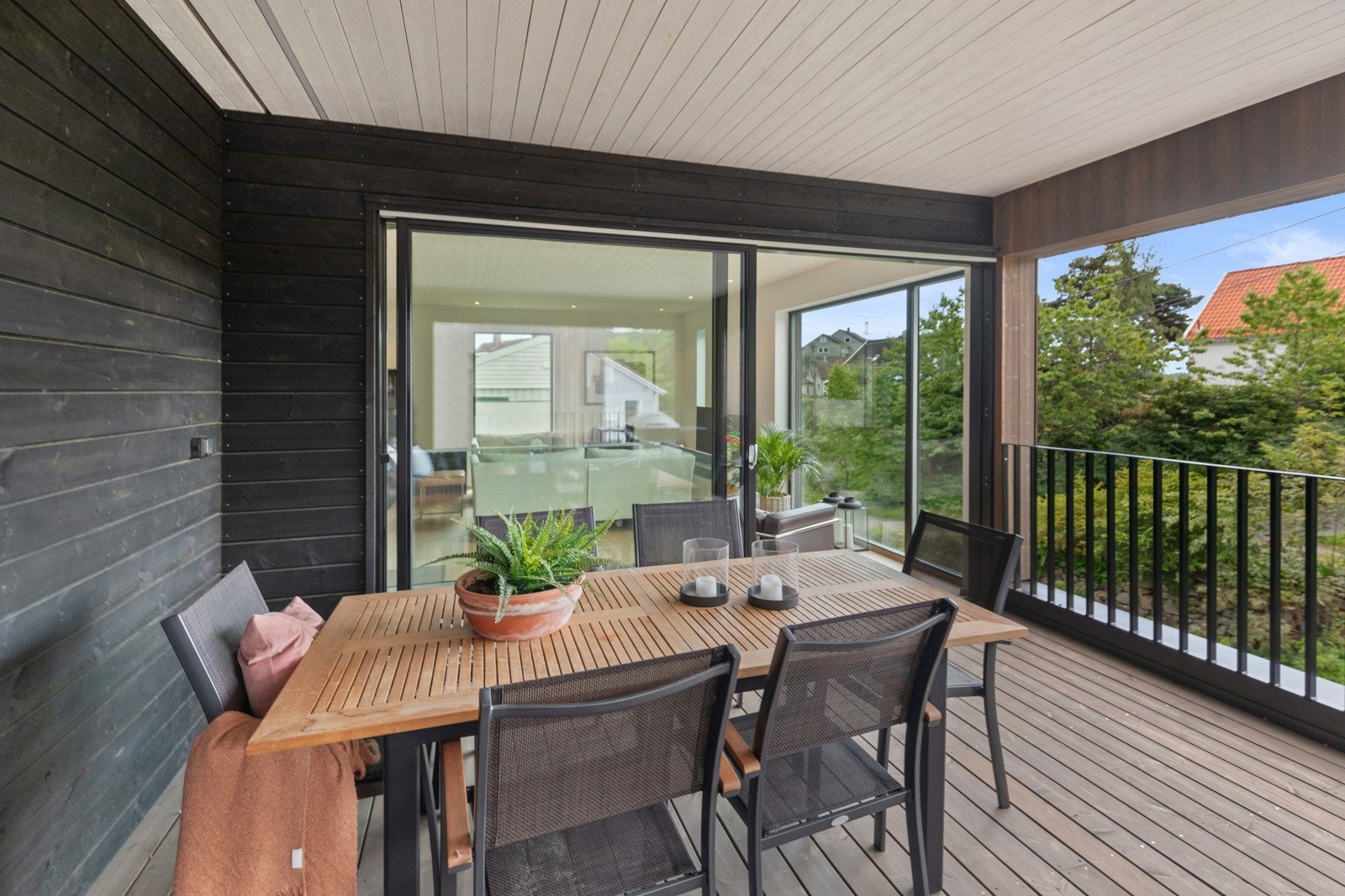 På terrassen kan man samle venner og familie til middagsselskap hele sommerhalvåret Galleribilde