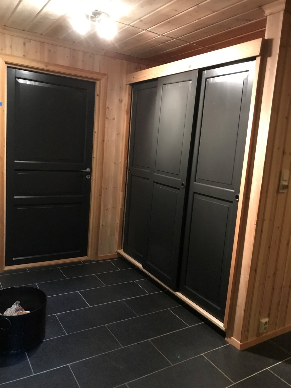 Ved entréen er det også bygget en praktisk skyvedørsgarderobe Galleribilde