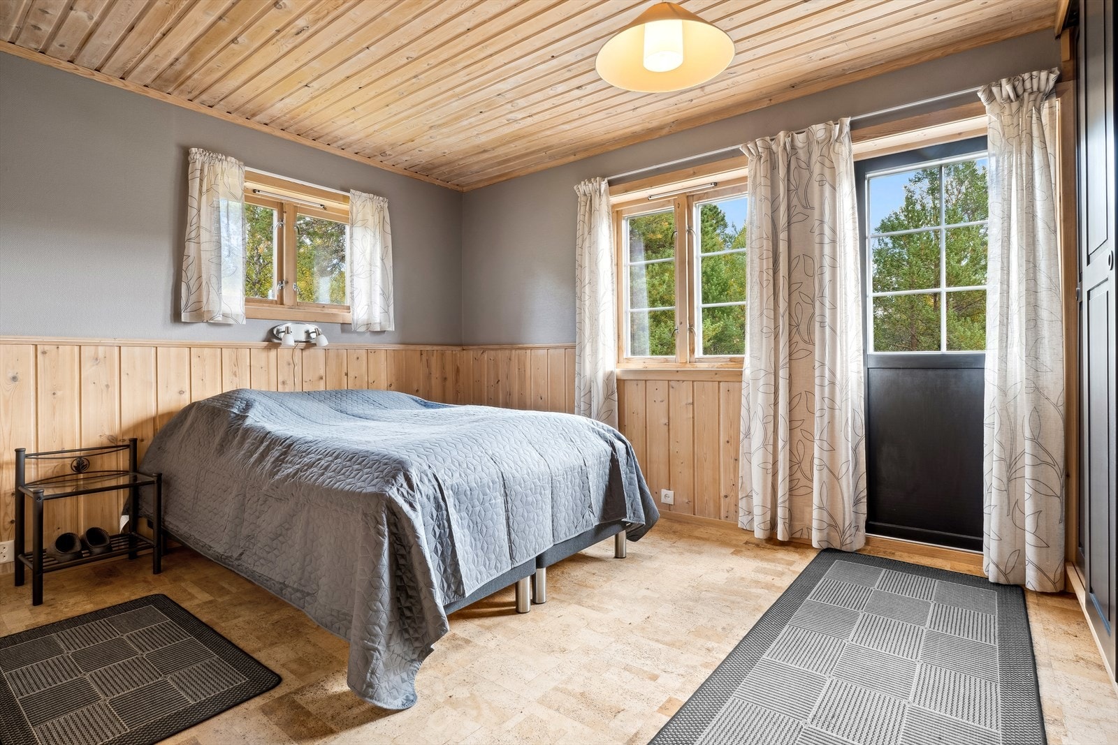 Boligens hovedsoverom i 2 etg. med egen balkong Galleribilde